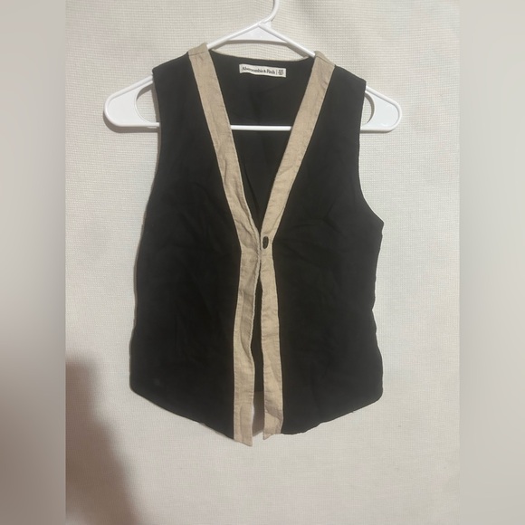 Abercrombie & Fitch colorblock tailored vest in a black and tan linen-cotton - Picture 2 of 8
